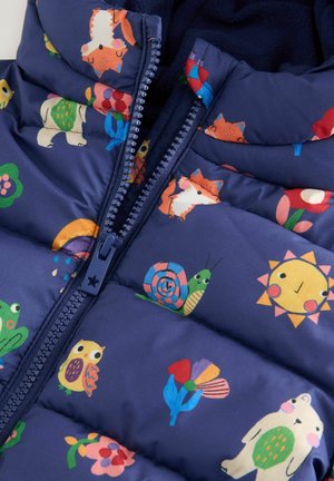 Marineblauwe puffer vest met kleurrijke dieren- en bloemenpatronen, voorzien van een ritssluiting en een doorgestikt ontwerp voor warmte. Zachte interieurtextuur.