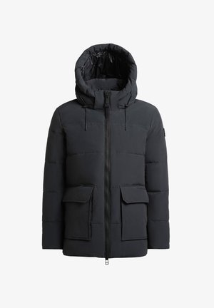 Doudoune noire avec fermeture éclair à l'avant, grande capuche et deux poches avant à rabat. Présente un design matelassé et des cordons de serrage ajustables.