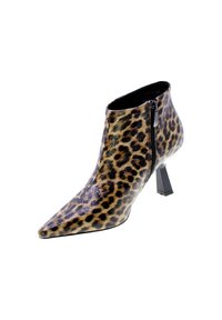 Stivaletto alla caviglia con stampa leopardo, realizzato in materiale lucido, dotato di punta affusolata, cerniera laterale e parte superiore testurizzata con tacco a blocco.
