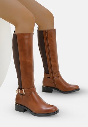 Bottes marron jusqu'aux genoux en simili cuir lisse avec une fermeture éclair sur le côté, un panneau en tissu texturé marron et une boucle décorative. Talon bas.