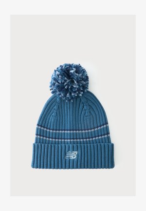Blå strikket hue med en stor kvast på toppen, to hvide vandrette striber og et New Balance-logo på den foldede kant.