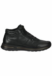 Sneakers neri in pelle alti a metà gamba con finitura testurizzata, dotati di chiusura con zip, lacci sul davanti e dettagli dorati lungo la suola.