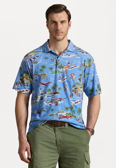 Korte ermers, blå poloshirt med tropisk print av fly, palmer og hytter. Materialet ser lett ut, teksturert med en lomme.