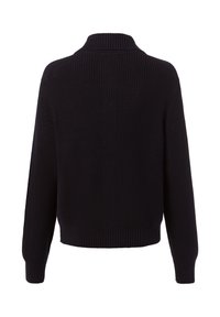 Czarny sweter dzianinowy z wysokim kołnierzem i prążkowaną teksturą. Posiada długie rękawy oraz skrócony fason. Brak widocznych elementów metalowych lub wzorów.