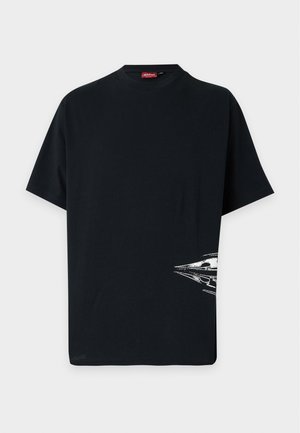 Sort t-shirt med korte ærmer og rund hals med et lille hvidt abstrakt print nederst til højre.