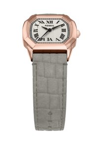 Rose gold oktagonalt ur med en hvid tekstureret urskive, sorte romertal og et grå krokodillepræget læderrem.