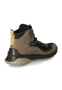 Hochschaft-Sport Schuh in Braun und Schwarz, mit einem strukturierten Obermaterial, gelben Akzenten, Schnürsenkeln und einer robusten Gummisohle für besseren Halt.
