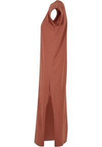 Robe maxi sans manches de couleur rouille avec un col rond et une fente centrale à l’avant s’étendant de l’ourlet jusqu’à mi-cuisse.