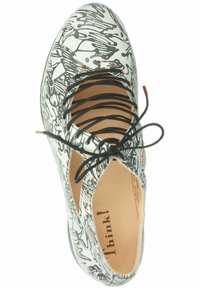 Scarpa da ginnastica bianca con motivi astratti neri, design con lacci, lati con ritagli e soletta beige con marchio "Think!".
