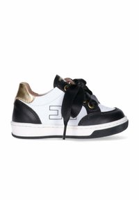 Sneaker basse da bambino in bianco con accenti neri, dettaglio dorato sul tallone e lacci in raso nero, logo del marchio in vista lateralmente.