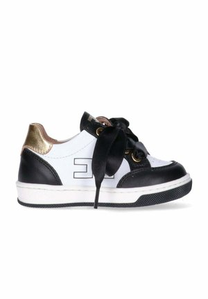 Sneaker basse da bambino in bianco con accenti neri, dettaglio dorato sul tallone e lacci in raso nero, logo del marchio in vista lateralmente.