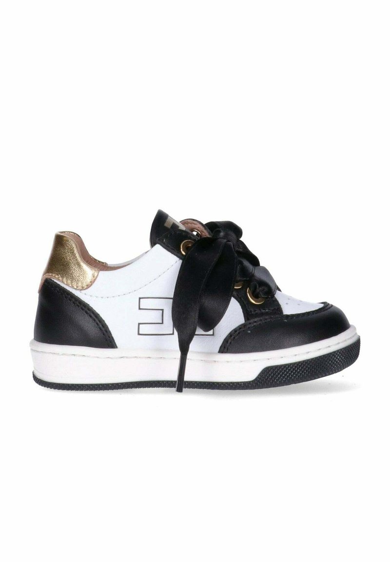 Sneaker basse da bambino in bianco con accenti neri, dettaglio dorato sul tallone e lacci in raso nero, logo del marchio in vista lateralmente.