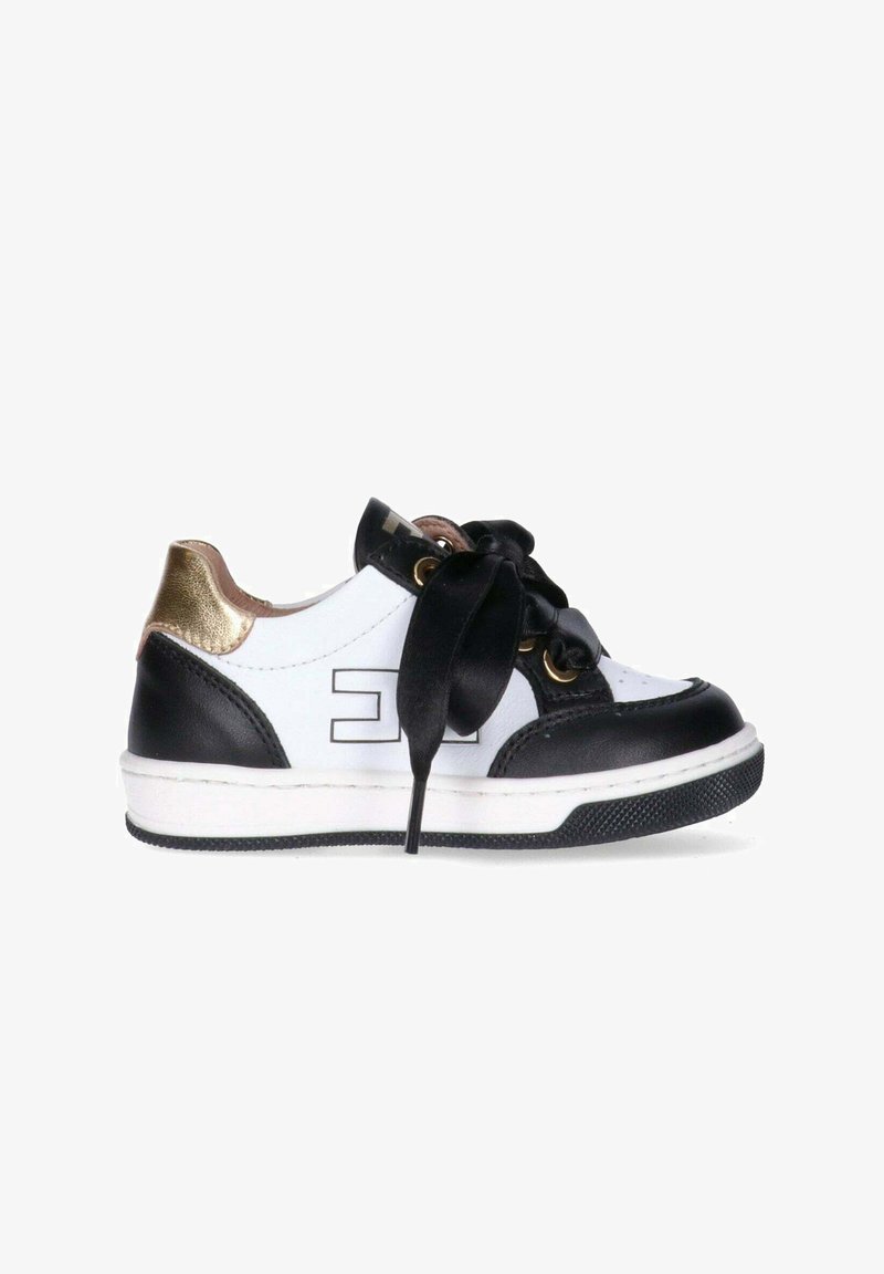 Sneaker basse da bambino in bianco con accenti neri, dettaglio dorato sul tallone e lacci in raso nero, logo del marchio in vista lateralmente.