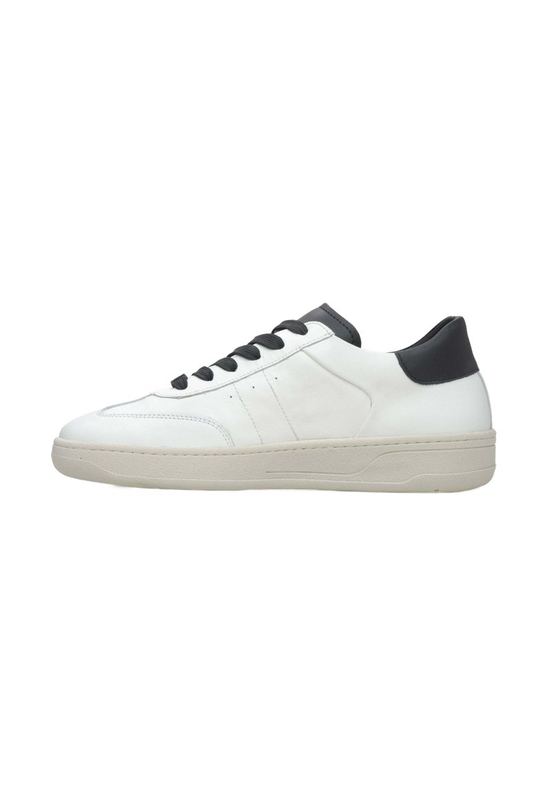Witte leren sneaker met een textuurfinish, zwarte accenten op de hiel en platte veters. Heeft een chunky, lichtgekleurde rubberen zool.