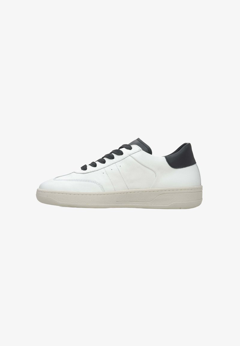 Weißes Ledersneaker mit strukturierter Oberfläche, schwarzen Akzenten an der Ferse und flachen Schnürsenkeln. Verfügt über eine klobige, hellfarbige Gummisohle.