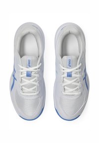 Baskets de sport blanches avec tige en maille et synthétique grise, accents bleus, bout rond et semelle texturée. Comprend six lacets blancs et un logo.