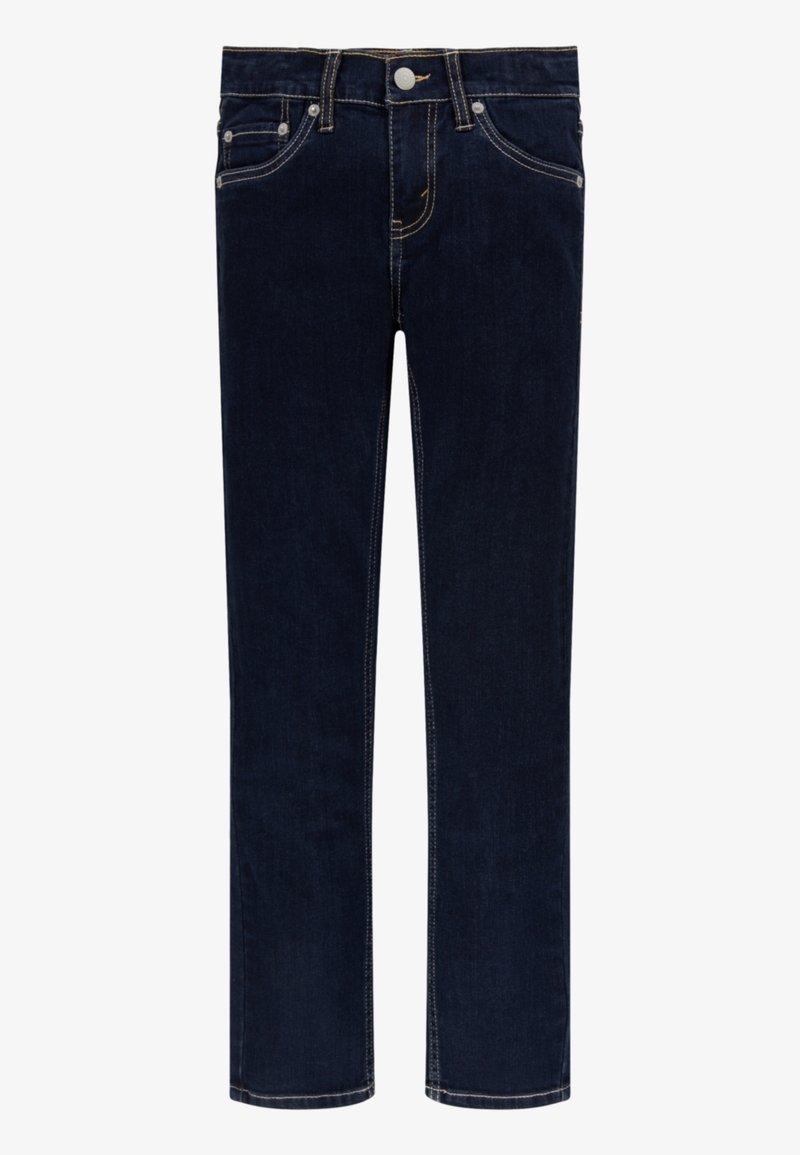Donkerblauwe jeans met rechte pijpen, vijf zakken en contrasterende stiksels, knoopsluiting en riemlussen, plat gelegd op een witte achtergrond.