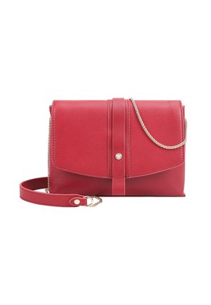 Sac bandoulière en cuir rouge avec fermeture à rabat, sangle centrale avec petit bouton rond argenté et détail de chaîne fine en or.