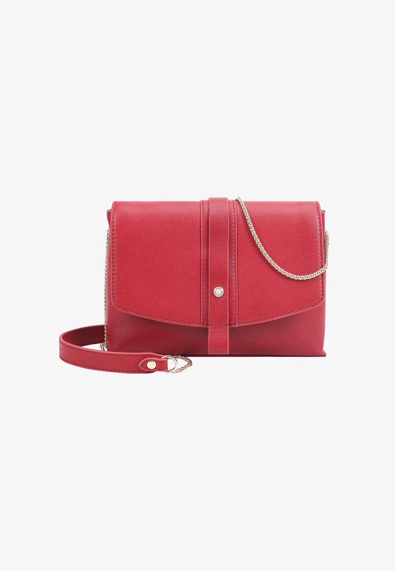 Rode leren crossbodytas met klepsluiting, centrale riem met kleine ronde zilveren knop en een dunne gouden ketting als schouderriem.