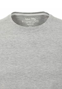 Szara koszulka z krótkim rękawem i okrągłym dekoltem, wykonana z miękkiego materiału. Wewnątrz kołnierza znajduje się etykieta z napisem "REDMOND" oraz "regular fit".