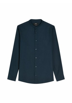 Granatowa koszula na długi rękaw zapinana na guziki z kołnierzykiem typu mandarynka oraz subtelnym haftowanym logo na lewej piersi.