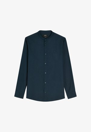 Granatowa koszula na długi rękaw zapinana na guziki z kołnierzykiem typu mandarynka oraz subtelnym haftowanym logo na lewej piersi.