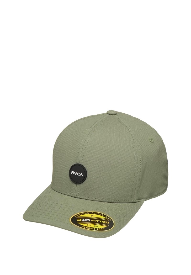 Olivengrüner, enganliegender Baseballcap mit schwarchem, rundem RVCA-Logo-Patch auf der Vorderseite und Größenaufkleber auf dem Schirm.