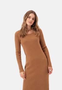 Sukienka z długim rękawem, dzianinowa, w kolorze brązowym. Posiada okrągły dekolt i dopasowany krój, z subtelną teksturą i przylegającym fasonem.