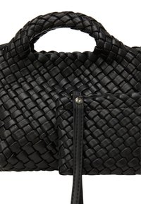 Fekete, szőtt bőr kézitáska, amelynek struktúrált formája van. Felső fogantyúval rendelkezik, és tartalmaz egy apró, hozzáillő pénztárcát cipzárral és pánttal.