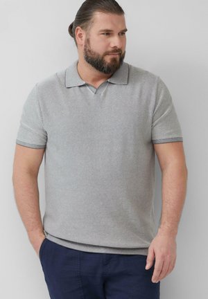 Szara, w pionowe paski koszulka polo z dekoltem w serek, z jednokolorowym, prążkowanym kołnierzykiem, posiadająca krótkie rękawy i luźny krój.