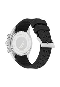 Cinturino in gomma nera con perforazioni, cassa in acciaio inossidabile, tre pulsanti e quadrante circolare argentato con il marchio Nautica.