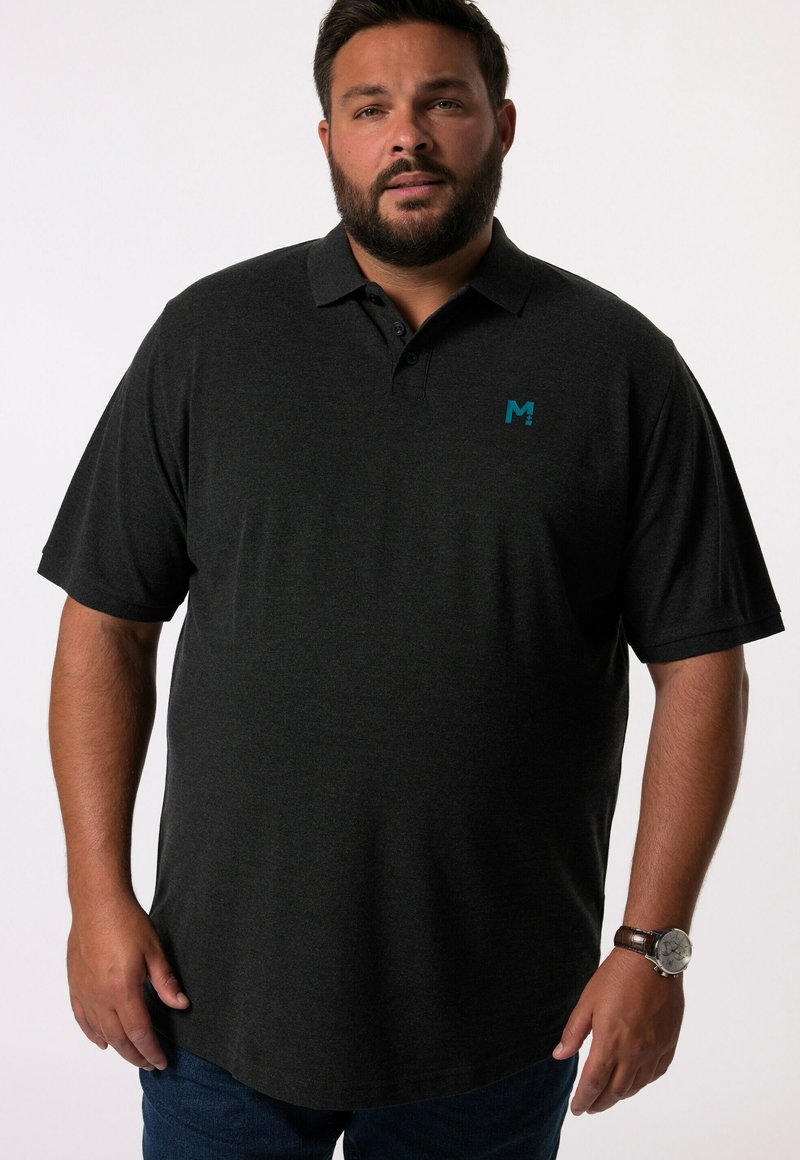Tmavě šedé polokošile s límcem, krátkými rukávy a nenápadným tyrkysovým logem. Tkanina vypadá hladce a má pohodlný střih.