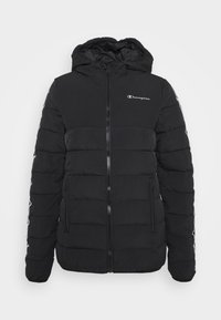 Svart pufferjacka i kviltad nylon, med huva, dragkedja och sidofickor. Logotyp på bröstet och ärmen.