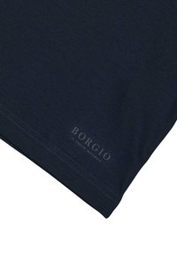 Granatowa koszulka T-shirt o gładkiej fakturze, z etykietą "BORGIO" w jasnoszarym kolorze na dole. Prosty design, bez wzorów ani dodatkowych szczegółów.