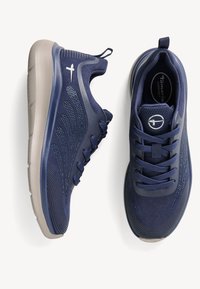 Scarpe sportive navy in materiali mesh e suede, con dettagli testurizzati, colletto imbottito e suola in gomma beige. Lacci e cuciture decorative visibili.