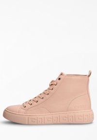 Sneakers alte in morbida pelle sintetica rosa, con occhietti dorati, suola testurizzata e logo impresso sul lato.