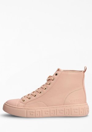 Sneakers alte in morbida pelle sintetica rosa, con occhietti dorati, suola testurizzata e logo impresso sul lato.