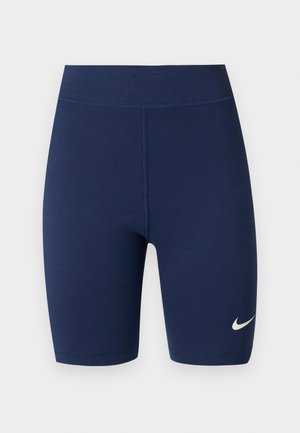 Αθλητικό σορτσάκι ποδηλασίας σε σκούρο μπλε μεσαία μέση και λογότυπο Nike στο αριστερό μηρό, πάνω σε λευκό φόντο.