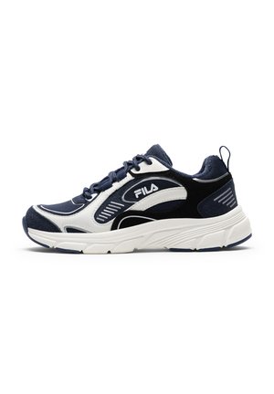 Sneaker FILA blu navy e bianca con lacci, suola ammortizzata e linguetta, vista laterale su sfondo bianco.