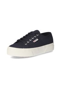 Sneaker in tela blu con suola in gomma bianca, punta arrotondata, sei fori per i lacci e tessuto texturizzato. Presenta un piccolo logo del marchio sul lato.