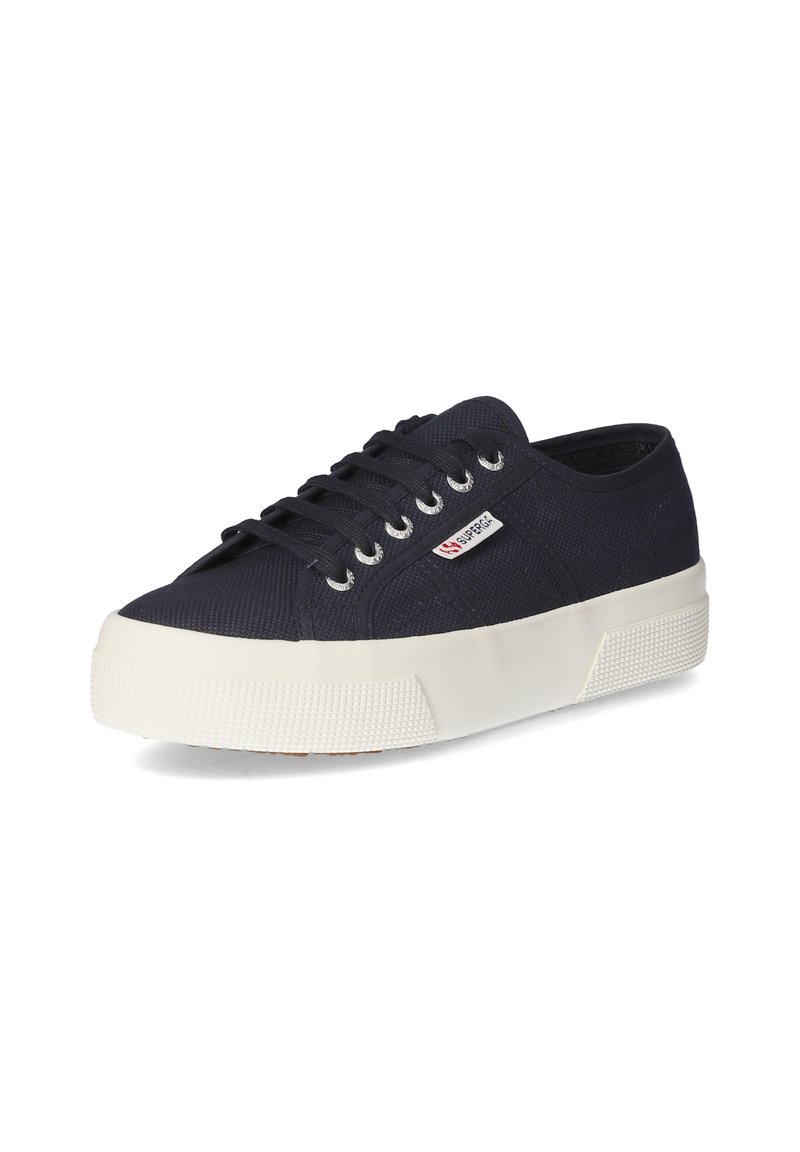 Sneaker in tela blu con suola in gomma bianca, punta arrotondata, sei fori per i lacci e tessuto texturizzato. Presenta un piccolo logo del marchio sul lato.