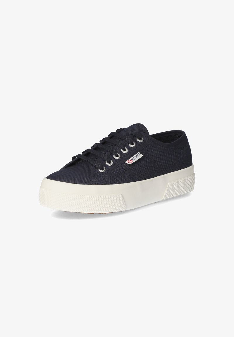 Baskets en toile navy avec semelle en caoutchouc blanc, bout rond, six œillets et tissu texturé. Présente un petit logo de marque sur le côté.