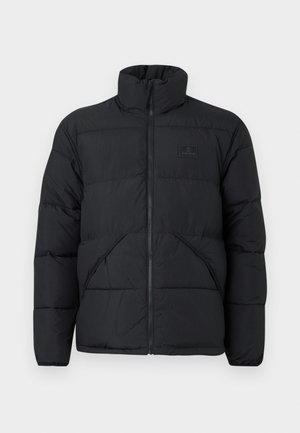 Chaqueta de plumas negra con cuello alto, cierre frontal de cremallera y diseño acolchado. Presenta paneles horizontales y un parche con el logotipo en el pecho.