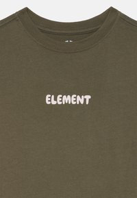 Oliveově zelené bavlněné tričko s kulatým výstřihem a bílým potiskem loga "ELEMENT" na přední straně. Hladká textura a jednobarevný design.