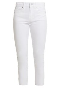 Vaqueros de mezclilla blancos con un corte ajustado, diseño de cinco bolsillos, cierre de botón y detalles de costura sutiles. Textura suave y forma de pierna recta.