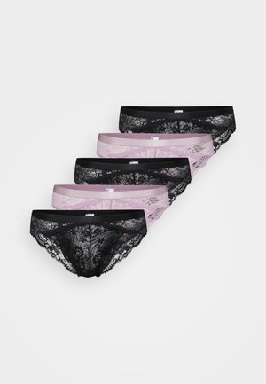 Conjunto de ropa interior de encaje que incluye dos pares negros y dos pares rosas, cada uno con intrincados patrones florales y una cinturilla suave, dispuestos en una fila.