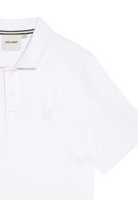 Weißes Polohemd aus Baumwolle mit Standardkragen, zwei Knöpfen und gesticktem Logo auf der Brust. Weiche Textur, klassisches Design.