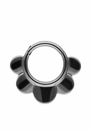 Silberner Metall-Hoop-Ohrring mit fünf abgerundeten blattförmigen Verlängerungen, die gleichmäßig auf der unteren Hälfte des Rings verteilt sind.