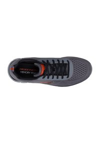 Grijze sportaanschoen met een bovenwerk van mesh, zwarte veters, rode accenten en een label "Memory Foam". Heeft een geperforeerd ontwerp voor ademend vermogen.