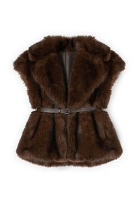 Brązowa kamizelka bez rękawów z futerka ekologicznego, z szerokimi klapami i cienkim pasem w tym samym kolorze w talii, ułożona płasko na białym tle.